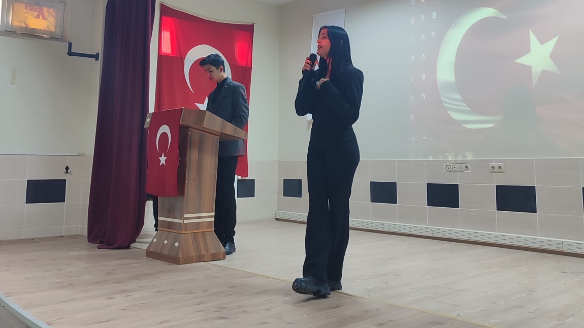 Dönem sonu etkinlikleri kapsamında İlçe Milli Eğitim Müdürümüz Sayın Savaş Özdemir 'in de katılımıyla Şiir Dinletisi yapıldı.